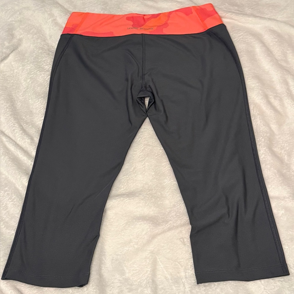 NWT Under Armour Heat Gear Fitted Capri Leggings - Gray and Orange Camouflage - Picture 2 of 10